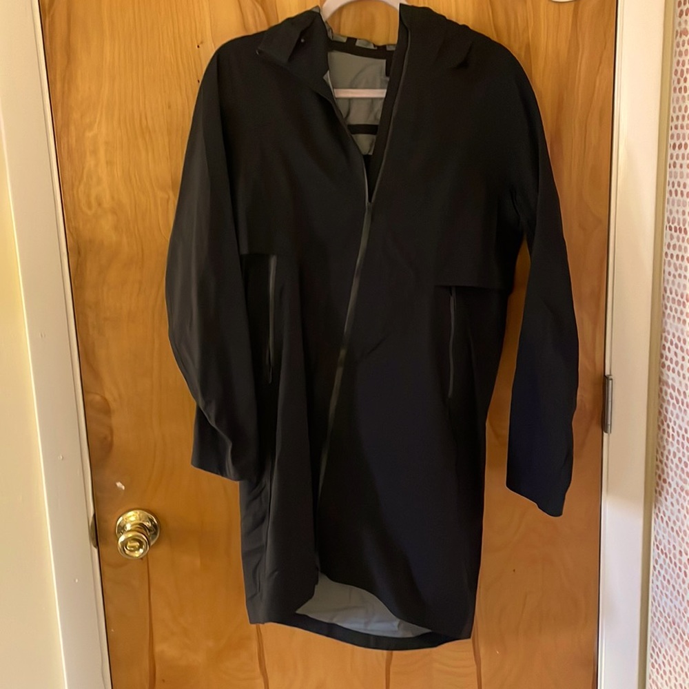 Lululemon Rebel Rain jacket, size 6, Black, worn less than 5x